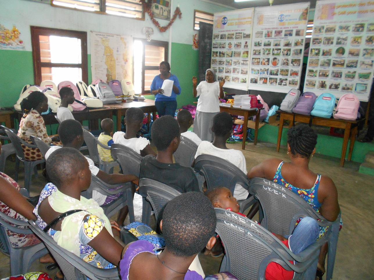 Remise de kit scolaires aux élèves