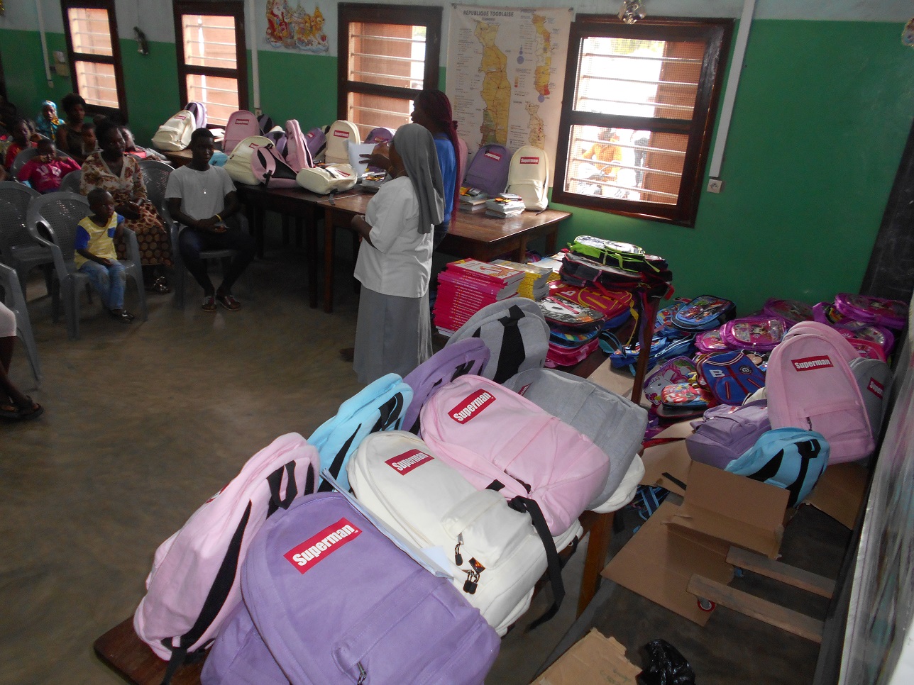 Remise de kit scolaire aux enfants